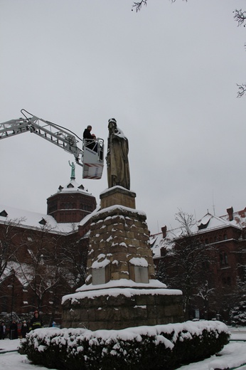 Ubieranie Jadwigi u franciszkanów