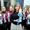  Dziewczęta osobiście stroiły swoje adwentowe świece