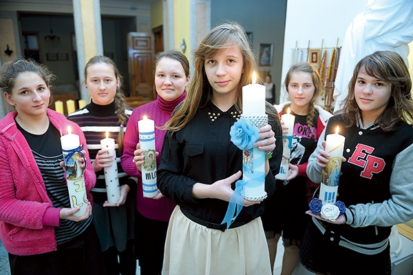  Dziewczęta osobiście stroiły swoje adwentowe świece