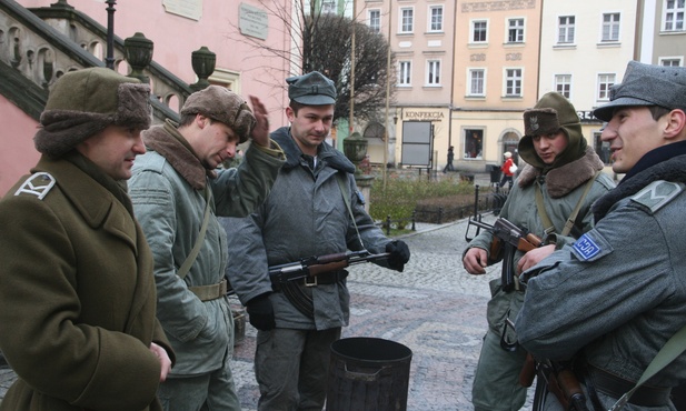 Inscenizacja patrolu wojska i milicji