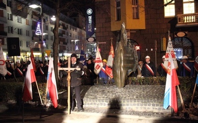 W uroczystej procesji uczestnicy obchodów przybyli pod Pomnik Ofiar Terroru Komunistycznego