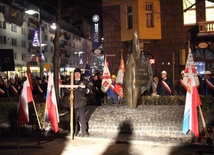 W uroczystej procesji uczestnicy obchodów przybyli pod Pomnik Ofiar Terroru Komunistycznego