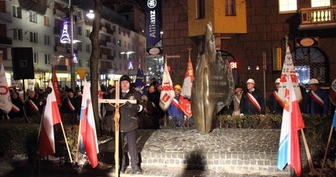 W uroczystej procesji uczestnicy obchodów przybyli pod Pomnik Ofiar Terroru Komunistycznego