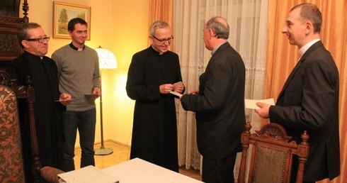 Uczestnicy spotkania w domu biskupim w Płocku (od lewej): ks. prof. Henryk Seweryniak, ks. Mateusz Łaciak, bp Piotr Libera, bp Ludwik Jabłoński i ks. Eliasz Tarasiewicz