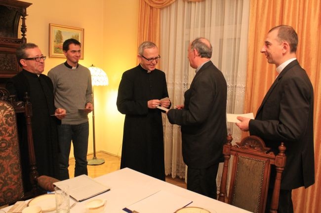 Uczestnicy spotkania w domu biskupim w Płocku (od lewej): ks. prof. Henryk Seweryniak, ks. Mateusz Łaciak, bp Piotr Libera, bp Ludwik Jabłoński i ks. Eliasz Tarasiewicz