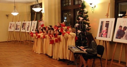 Wernisaż uświetnił koncert zespołu Płomyczki