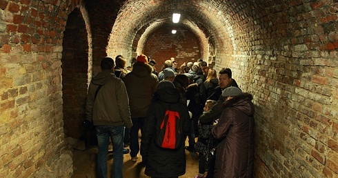 W piwnicy Bramy Wyżynnej został odkryty XVI-wieczny bruk. Wbrew doniesieniom prasowym nie jest to fragment starej ulicy 