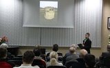 Dominik Kasprzak podczas wykładu w Książnicy Beskidzkiej