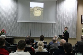 Dominik Kasprzak podczas wykładu w Książnicy Beskidzkiej