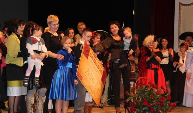 Dzieci odebrały z rąk Małgorzaty Handzlik czek na 24 300 złotych