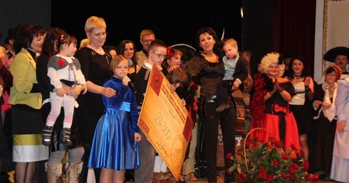 Dzieci odebrały z rąk Małgorzaty Handzlik czek na 24 300 złotych