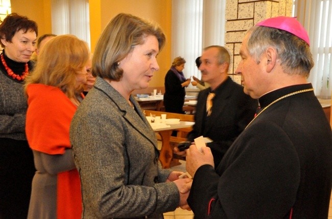 Opłatkiem z nauczycielami i wychowawcami podzielił się bp Henryk Tomasik