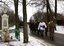 Rekonstruktorzy w kolumnie marszowej udali się w kierunku Kraśnicy