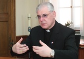 Abp Gerhard Ludwig Müller  jest profesorem teologii dogmatycznej, wykładał na Uniwersytecie Ludwiga Maksymiliana w Monachium. Od 2002 roku był biskupem Ratyzbony, od lipca 2012 roku jest prefektem Kongregacji Nauki Wiary. Nadzoruje wydawanie dzieł zebranych Josepha Ratzingera. Jest doktorem honoris causa Uniwersytetu Kardynała Stefana Wyszyńskiego i Katolickiego Uniwersytetu Lubelskiego.