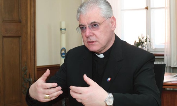 Abp Gerhard Ludwig Müller  jest profesorem teologii dogmatycznej, wykładał na Uniwersytecie Ludwiga Maksymiliana w Monachium. Od 2002 roku był biskupem Ratyzbony, od lipca 2012 roku jest prefektem Kongregacji Nauki Wiary. Nadzoruje wydawanie dzieł zebranych Josepha Ratzingera. Jest doktorem honoris causa Uniwersytetu Kardynała Stefana Wyszyńskiego i Katolickiego Uniwersytetu Lubelskiego.