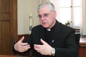 Abp Gerhard Ludwig Müller  jest profesorem teologii dogmatycznej, wykładał na Uniwersytecie Ludwiga Maksymiliana w Monachium. Od 2002 roku był biskupem Ratyzbony, od lipca 2012 roku jest prefektem Kongregacji Nauki Wiary. Nadzoruje wydawanie dzieł zebranych Josepha Ratzingera. Jest doktorem honoris causa Uniwersytetu Kardynała Stefana Wyszyńskiego i Katolickiego Uniwersytetu Lubelskiego.