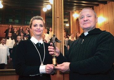 Aleksandra Topor, dyrektor artystyczny chóru, oraz ks. Władysław Pachota, jego założyciel i dyrygent, prezentują statuetkę Fryderyka zdobytą przez chór