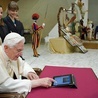 12.12.2012. Watykan. Papież Benedykt XVI umieszcza pierwszą wiadomość na Twitterze: „Drodzy Przyjaciele, miło mi być z wami w kontakcie na Twitterze. Dziękuję za ciepłe przyjęcie. Wszystkich was z serca błogosławię”. 