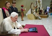 12.12.2012. Watykan. Papież Benedykt XVI umieszcza pierwszą wiadomość na Twitterze: „Drodzy Przyjaciele, miło mi być z wami w kontakcie na Twitterze. Dziękuję za ciepłe przyjęcie. Wszystkich was z serca błogosławię”. 