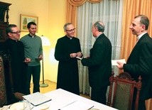  Z opłatkiem w ręku (od lewej): ks. prof. Henryk Seweryniak, ks. Mateusz Łaciak, bp Piotr Libera, bp Ludwik Jabłoński i ks. Eliasz Tarasiewicz