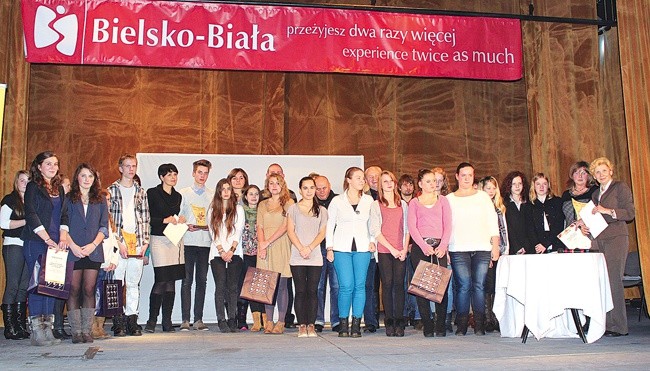  Reprezentacja wolontariuszy z Gimnazjum nr 8 (wcześniej – Gimnazjum nr 10) podczas bielskiej Gali Wolontariatu