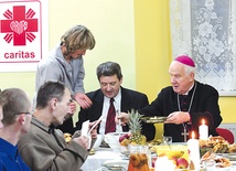 Na wigilijną wieczerzę dla ubogich w Świdnicy  przychodzi nie tylko biskup, ale i prezydent miasta