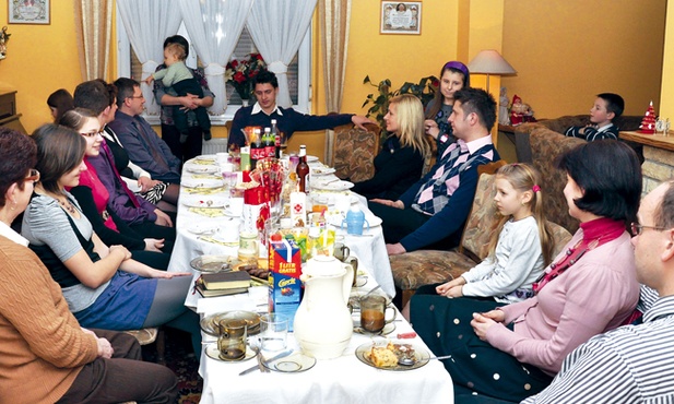  W święta cała rodzina spotyka się w rodzinnym domu. Gdy najmłodsi koncertują solo, inni słuchają lub śpiewają 