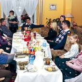  W święta cała rodzina spotyka się w rodzinnym domu. Gdy najmłodsi koncertują solo, inni słuchają lub śpiewają 