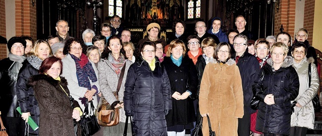 Grupa wolontariuszy z tarnowskiego i dębickiego hospicjum w czasie dnia  skupienia