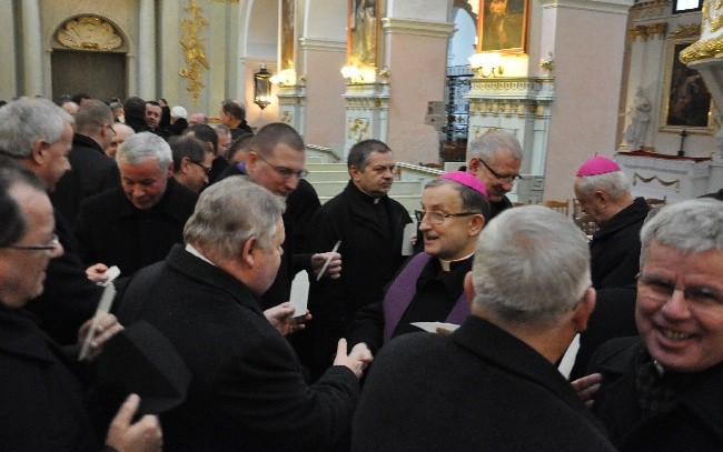 Księża dzielą się opłatkiem