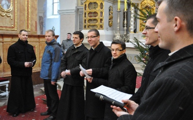 Księża dzielą się opłatkiem