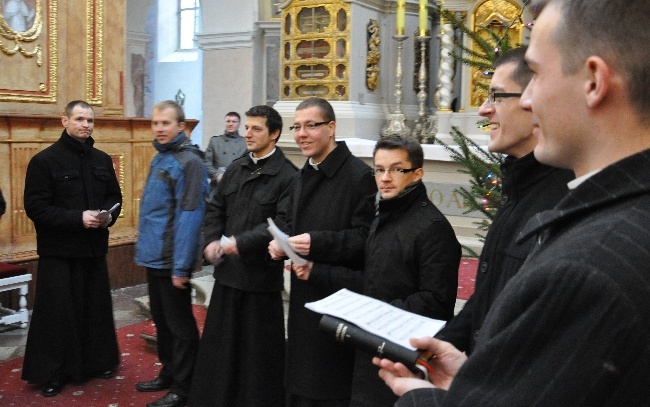 Księża dzielą się opłatkiem