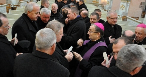 Księża dzielą się opłatkiem
