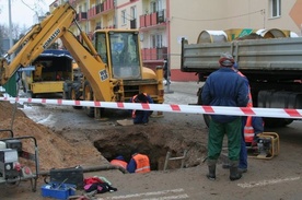 Służby naprawiają szkody po osuwisku