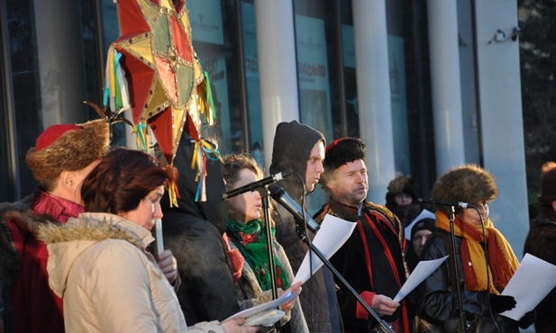 Aktorzy śpiewali mimo siarczystego mrozu