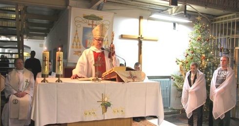 Bp Siemieniewski nawiązywał do książki pt.: Światło za kratami" - wywiadu z nawróconym więźniem