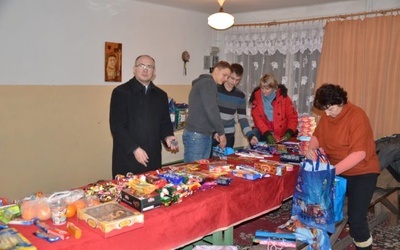 – W akcję pomocy "I ty możesz zostać św. Mikołajem" chętnie angażują się mieszkańcy parafii – podkreśla ks. proboszcz S. Filipski