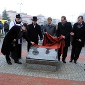 Tablicę odsłonili wspólnie przedstawiciele władz województwa, parlamentu, samorządowcy i duchowni