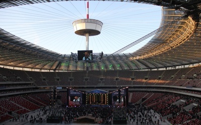 Dziurę nad stadionem można zlikwidować, zasuwając dach. Niestety, sztuczki nie da się powtórzyć z dziurą w jego budżecie