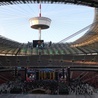 Dziurę nad stadionem można zlikwidować, zasuwając dach. Niestety, sztuczki nie da się powtórzyć z dziurą w jego budżecie