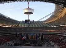 Dziurę nad stadionem można zlikwidować, zasuwając dach. Niestety, sztuczki nie da się powtórzyć z dziurą w jego budżecie