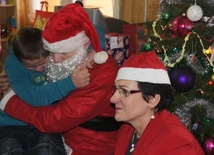 41 dzieci z ciechanowskiej świetlicy środowiskowej z radością przyjmowało prezenty od św. Mikołaja