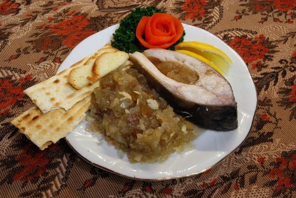 Proboszcz dzieli się sercem i karpiami