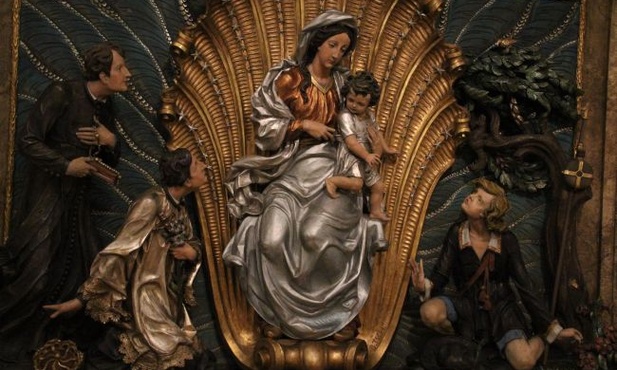 Ołtarz "Stella Maris" pochodzący z jezuickiego kościoła pw. św. Ignacego Loyoli. Obok Matki Bożej znajdują się święci wywodzący się ze zgromadzenia ‒ Stanisław Kostka, Alojzy Gonzaga i Jan Berchmans