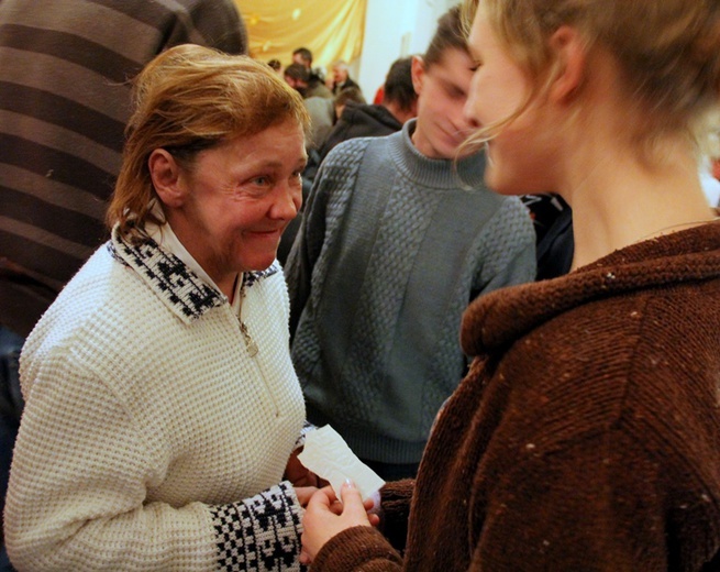 Wigilia ubogich w podziemiach kościoła Wszystkich Świętych w Warszawie