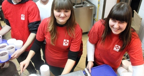 Młodzi wolontariusze Caritas rozpoczęli w Wigilię swą pracę już przed piątą rano