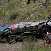 Autobus spadł w przepaść, 13 zabitych