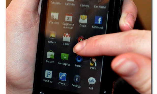 Telefony komórkowe działają przez promieniowanie elektromagnetyczne w zakresie mikrofal