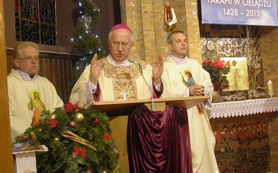 Bp Andrzej F. Dziuba podczas Pasterki w kościele w Cielądzu