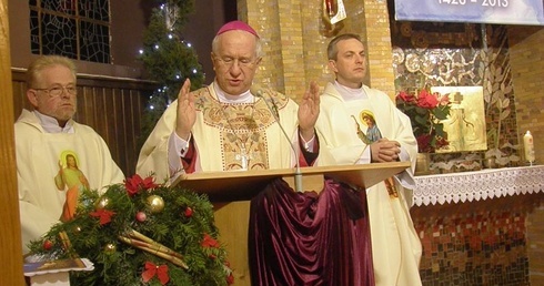 Bp Andrzej F. Dziuba podczas Pasterki w kościele w Cielądzu
